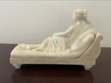 Uma escultura em mármore italiano de uma mulher reclinada em um recaimer, usado comprar usado  Enviando para Brazil