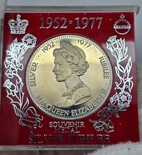 Souvenir Medal Queen Elizabeth II Silver Jubilee 1952-1977 in Red Plastic Holder comprar usado  Enviando para Brazil