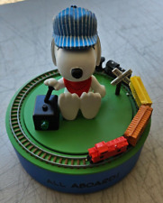 Hallmark Peanuts Gallery - Estatueta caixa de música Snoopy "On the Right Track" - 2002, usado comprar usado  Enviando para Brazil