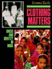 Clothing Matters: Dress and Identity in India - Libro de bolsillo de Tarlo, Emma - BUENO segunda mano  Embacar hacia Mexico