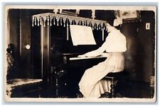Usado, Postal de mujer RPPC tocando fotos piano vertical década de 1910 sin publicar antiguo segunda mano  Embacar hacia Argentina