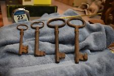 4 llaves antiguas de hierro muy grandes de 2-5 pulgadas y 2-7 pulgadas. Muy bonitas oxidadas segunda mano  Embacar hacia Mexico