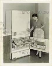 Usado, 1959 Press Photo Woman exibe um freezer com grande compartimento de armazenamento comprar usado  Enviando para Brazil