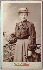 Usato, CDV EASTBOURNE AUSTIN LADY BOATER HAT SPOTTED SHIRT GLOVES FLOWER ANTIQUE PHOTO usato  Spedire a Italy
