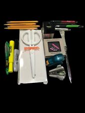 Kit de configuração rápida de mesa tesoura mini grampeador, canetas, lápis, iluminadores, etc, usado comprar usado  Enviando para Brazil