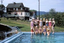 #J35-Foto Slide Vintage 35mm-Mulheres em pé à beira da piscina - Kodachrome vermelho década de 1950 comprar usado  Enviando para Brazil