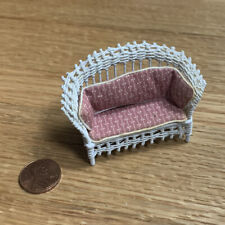 Casa de bonecas miniatura artesanal PEGGY TAYLOR sofá de vime pátio rattan 1:24 comprar usado  Enviando para Brazil