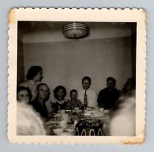 Usado, Fotografía instantánea vintage de la década de 1960 reunión familiar por pastel de cumpleaños B&W segunda mano  Embacar hacia Argentina