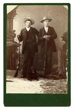 Años 1880 Hermosos Jóvenes Cazadores con Rifles, Cinturón de Municiones Caza Perro Foto Gabinete, usado segunda mano  Embacar hacia Argentina