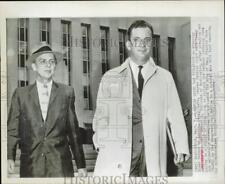 1956 Press Photo Elmer Patman e advogado deixam o tribunal federal de Washington., usado comprar usado  Enviando para Brazil