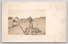 Usado, Cartão postal U21 RPPC marinheiro posando fazenda Jones máquina de cortar colheita de feno c1918 comprar usado  Enviando para Brazil