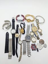 Lote de relógios de moda fantasia incluindo 12 + relógios para peças revenda arte de reparo comprar usado  Enviando para Brazil