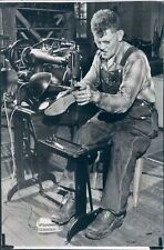 1965 Press Photo Man usando máquina de coser vintage Singer para reparar zapatos, usado segunda mano  Embacar hacia Argentina