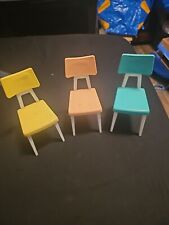 Conjunto de cadeiras miniaturas de plástico coloridas meados do século (3) peças 6" de altura 1/6 sc Barbie comprar usado  Enviando para Brazil