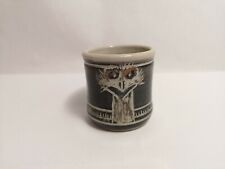 Vidrio/taza de tiro de cerámica de estudio canadiense con diseño de avestruz tallado - 2 1/4" de alto, usado segunda mano  Embacar hacia Argentina