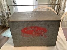 Caja de leche de porche de metal galvanizado vintage ATLANTA DAIRIES. "Grabado 17x12x10""" segunda mano  Embacar hacia Argentina