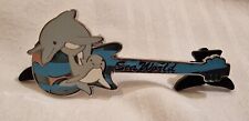 Pin de guitarra raro Seaworld golfinho bonito bebê feliz colorido lindo comprar usado  Enviando para Brazil