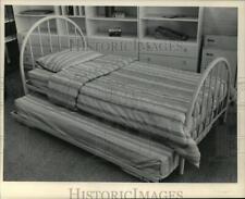 Usado, Press Photo 1986 cama tubular con nivel de nido, en artículos, duerme dos. segunda mano  Embacar hacia Mexico