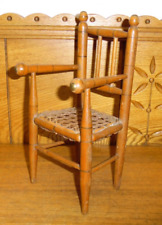 "Antigua silla de muñeca de madera con asiento de mimbre - 9 3/8" segunda mano  Embacar hacia Argentina