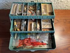 Caja de aparejos Simonsen de colección llena de señuelos y accesorios de pesca vintage segunda mano  Embacar hacia Argentina