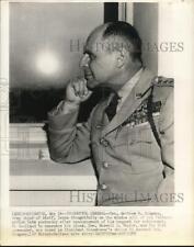 1955 Foto de prensa del general Matthew Ridgway se apoya en el alféizar de la ventana en la oficina del Pentágono segunda mano  Embacar hacia Argentina