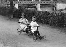 FOTO NEGATIVA DE VIDRO ANTIGO - Crianças andando em um quadriciclo de brinquedo para duas pessoas comprar usado  Enviando para Brazil