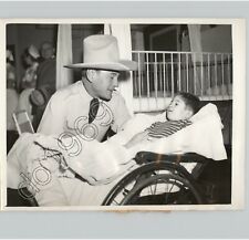 Usado, Chapéu de cowboy Man In Conforta Criança no Hospital com Enfermeiras, Antigo Foto de imprensa da década de 1950  comprar usado  Enviando para Brazil