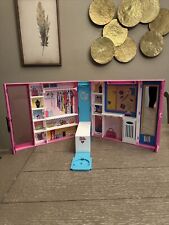 Usado, Estojo de transporte Barbie Mattel rosa dobrável armário sonho guarda-roupa com acessórios comprar usado  Enviando para Brazil