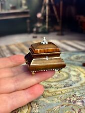 Usado, Caixa de costura vintage artesanal miniatura casa de bonecas John Davenport forrada de seda madeira comprar usado  Enviando para Brazil