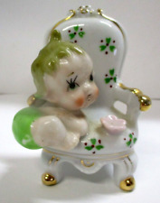 Estatueta de porcelana bebê menina subindo em cadeira com flores verdes comprar usado  Enviando para Brazil