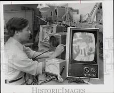 1976 Press Photo Um técnico repara televisão em sua loja - hpa35241 comprar usado  Enviando para Brazil