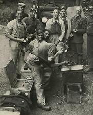 1936 Soldados ingleses comiendo en la carretera Fotografía gay afectuoso segunda mano  Embacar hacia Argentina