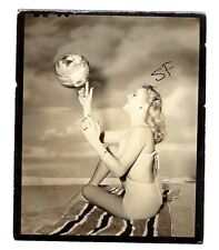 Usado, Foto de 1945 modelo senhora em maiô bola giratória no dedo comprar usado  Enviando para Brazil