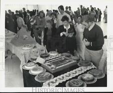 1986 Press Photo Centenas encheram a tenda de bolo no Museu de Arte de Nova Orleans comprar usado  Enviando para Brazil