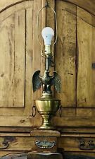 Lámpara de mesa estilo urna de latón y madera águila americana de mediados de siglo 35" funciona muy bien segunda mano  Embacar hacia Argentina