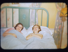 Usado, Antigo 1948 Kodachrome Slide Kids deitado na cama fora de Worcester Massachusetts comprar usado  Enviando para Brazil