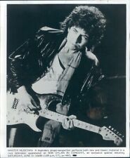 1986 Press Photo compositor leyenda Bob Dylan tocando guitarra Fender Strat década de 1980, usado segunda mano  Embacar hacia Argentina