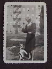 Terrier Perro parado en patas traseras esperando para mujer para tirar bolas de colección 1943 Foto, usado segunda mano  Embacar hacia Spain