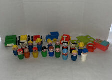 Lote de 18 figuras de colección Fisher Price Little People muebles de madera y plástico segunda mano  Embacar hacia Argentina