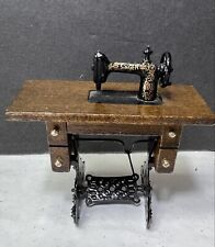 "Máquina de coser con cinta de correr Singer mini muebles para casa de muñecas en miniatura de metal y madera de 3"""  segunda mano  Embacar hacia Argentina