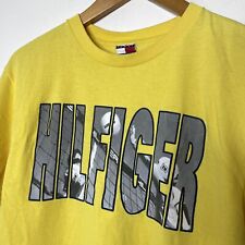 Camiseta de colección Tommy Hilfiger logotipo de voleibol deletreado para hombre jeans amarillos deporte segunda mano  Embacar hacia Argentina