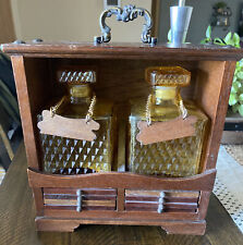 Usado, Conjunto de decantadores de licor garrafa de vidro âmbar caixa de madeira 8 porta-copos 16 oz meados do século comprar usado  Enviando para Brazil