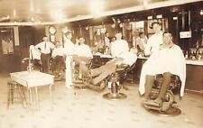 Cartão postal foto real barbearia RPPC cadeiras completas barbear ocupacional década de 1910 RARO comprar usado  Enviando para Brazil