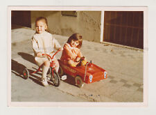Foto instantânea de carro Double Joy Ride duas meninas doces em triciclo e pedal vermelho comprar usado  Enviando para Brazil