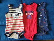 Lote de macacões Tommy Hilfiger conjunto de roupas de bebê peça única 3 6 meses usados comprar usado  Enviando para Brazil