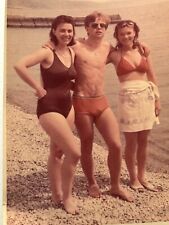 Años 80 Hombre cariñoso Troncos Bulto Mujeres Bonitas Bikini Playa Gay en Vintura Foto segunda mano  Embacar hacia Argentina