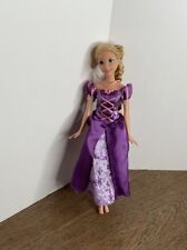 Muñeca Rapunzel 2009 princesa Disney enredada en vestido púrpura segunda mano  Embacar hacia Argentina