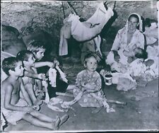 1964 Turkish Cypriot Holds Baby Hamack Holds Twin Haven People 8X10 foto de prensa segunda mano  Embacar hacia Argentina