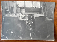 Lindo menino andando de bicicleta, triciclo infantil. Foto vintage comprar usado  Enviando para Brazil