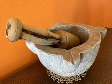 Antico mortaio mortaio in pietra risalente al secolo XX. usato  Palermo